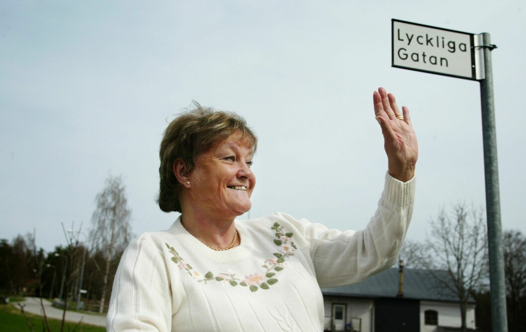 Sångerskan Anna-Lena Löfgren fotograferad utanför sitt hem i Rånäs, där hon bodde på Lyckliga gatan.