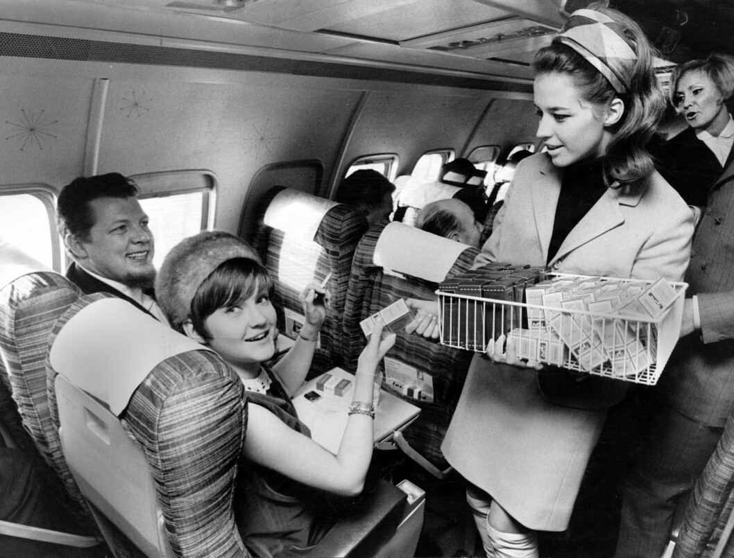 Barbro Svensson, Lill-Babs, agerar flygvärdinna på en demonstrationsflygning med artistkollegor, sittande syns Anna- Lena Löfgren. Året är 1967.