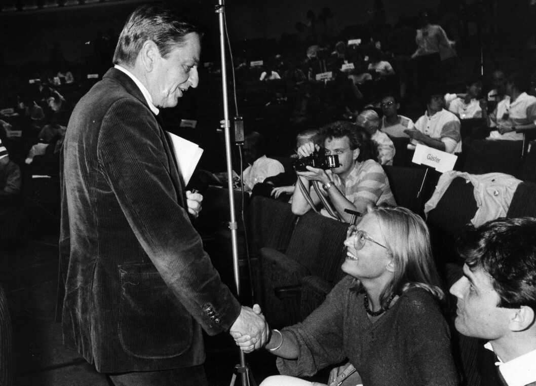 Olof Palme hälsar på Anna Lindh.