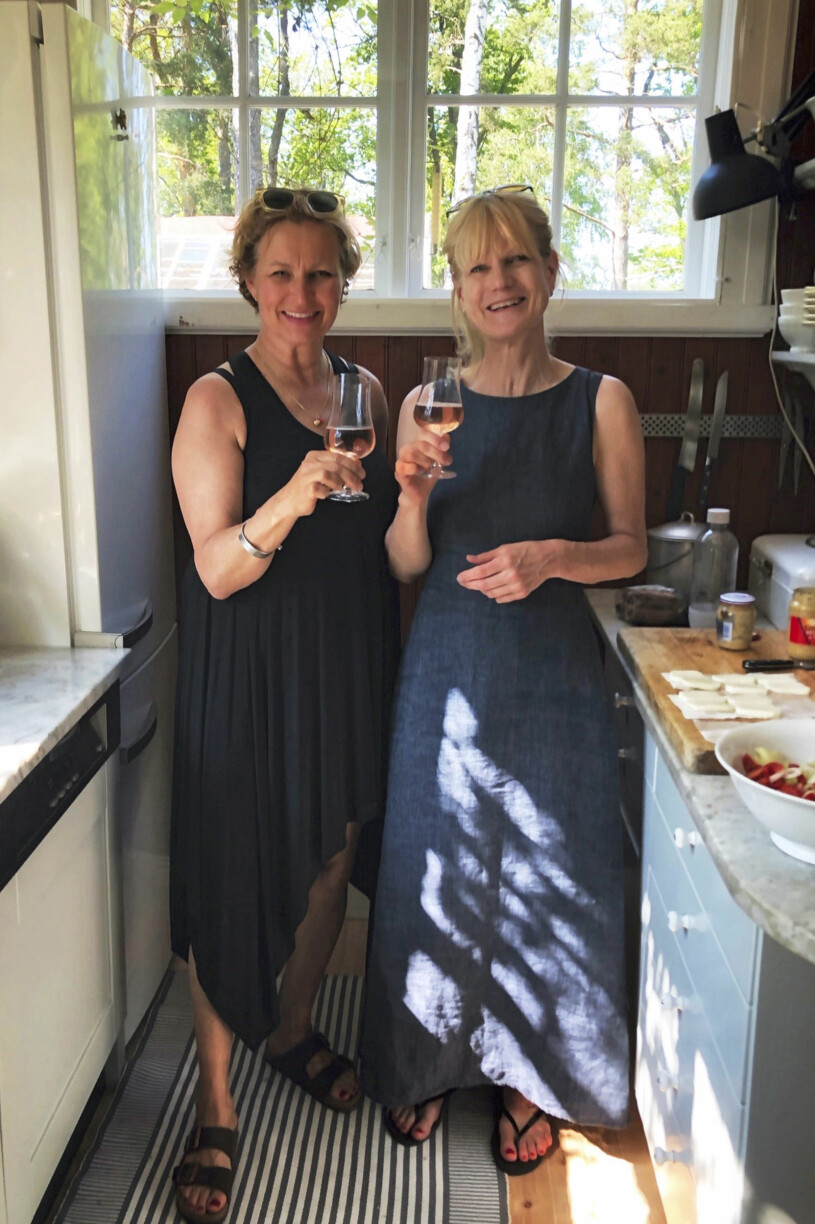 Anna och Anna träffades via flaskpost för 50 år sedan och är vänner än i dag.