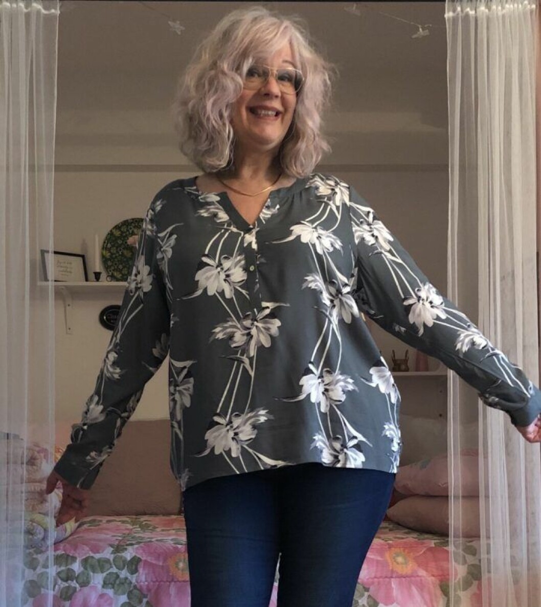 Anna välkomnar fler äldre till kroppspositivismen på sociala medier. Anna Perlestam sträcker ut armarna