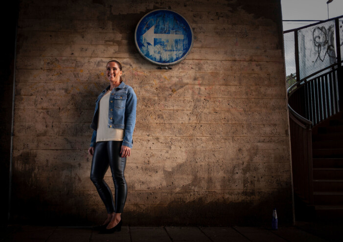 Att skriva är bara roligt, tycker Anna Tell. Här finns inga trösklar och det är ett skönt avbrott i polisarbetet. Anna Tell, deckarförfattare