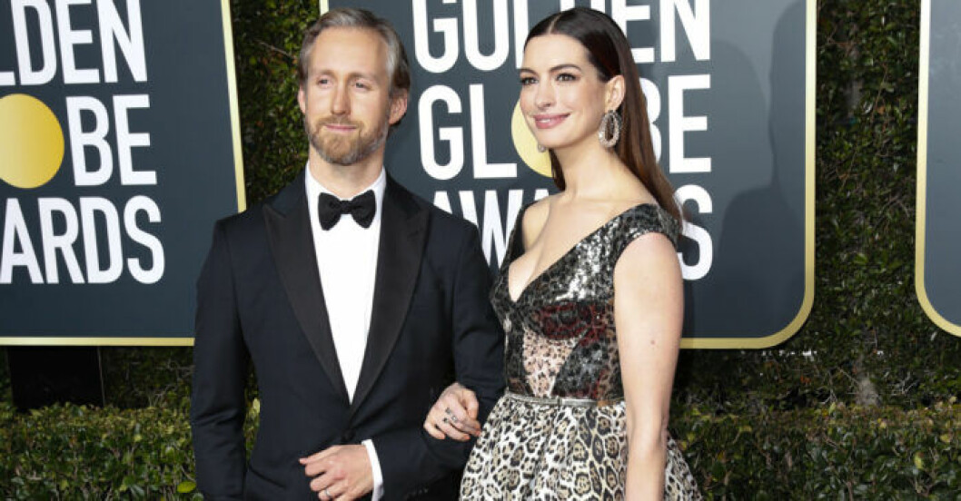 Anne Hathaway och Adam Shulman på en av få bilder från röda mattan. Anne Hathaway och Adam Schulman