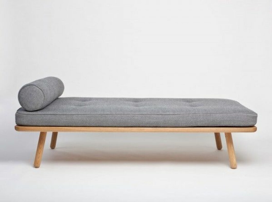 <em>Day Bed One</em> gör engelska Another Country, www.anothercountry.com, i massiv ek eller ask, 180x90x44 cm. Pris från 2 585 GPB (ca 35 600 kr). anothercountry-daybedone