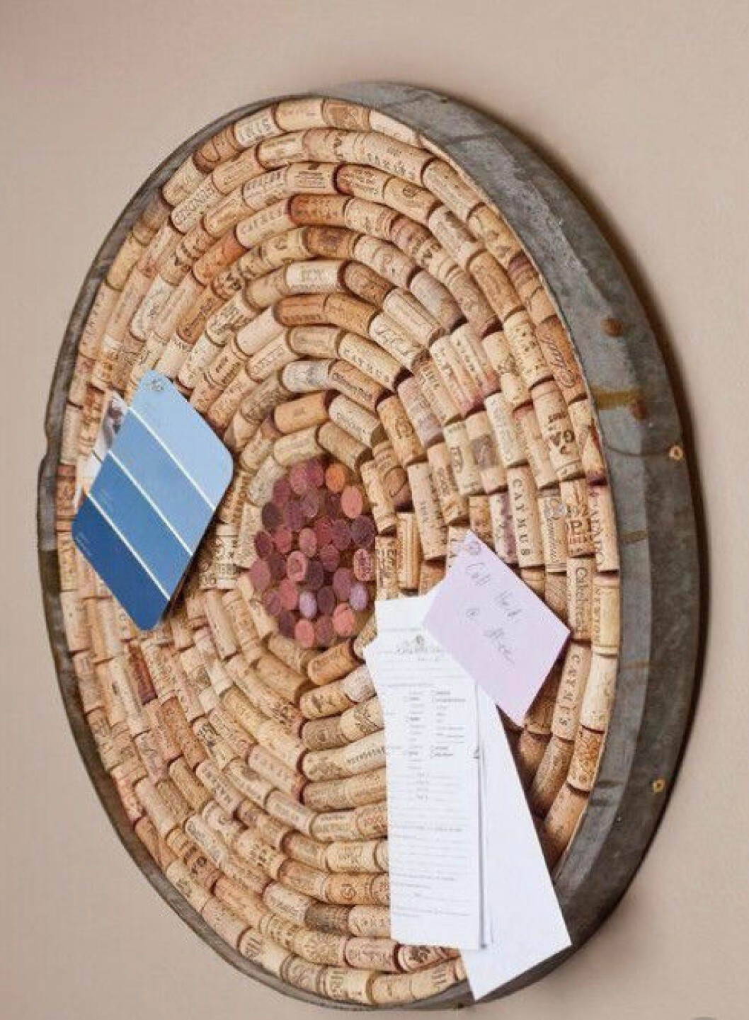 <a href="https://diyeverywhere.com/2017/04/01/15-brilliant-ways-to-reuse-old-wine-corks/?src=bottomxpromo&ro=1&et=syn&eid=59285&pid=59285&syn=jum&t=mxp">Här hittar du beskrivningen</a> på anslagstavlan. Anslagstavla gjord av vinkorkar.