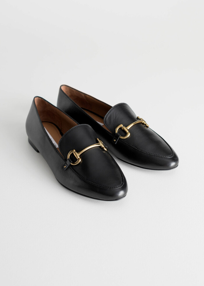 Svarta loafers med spänne