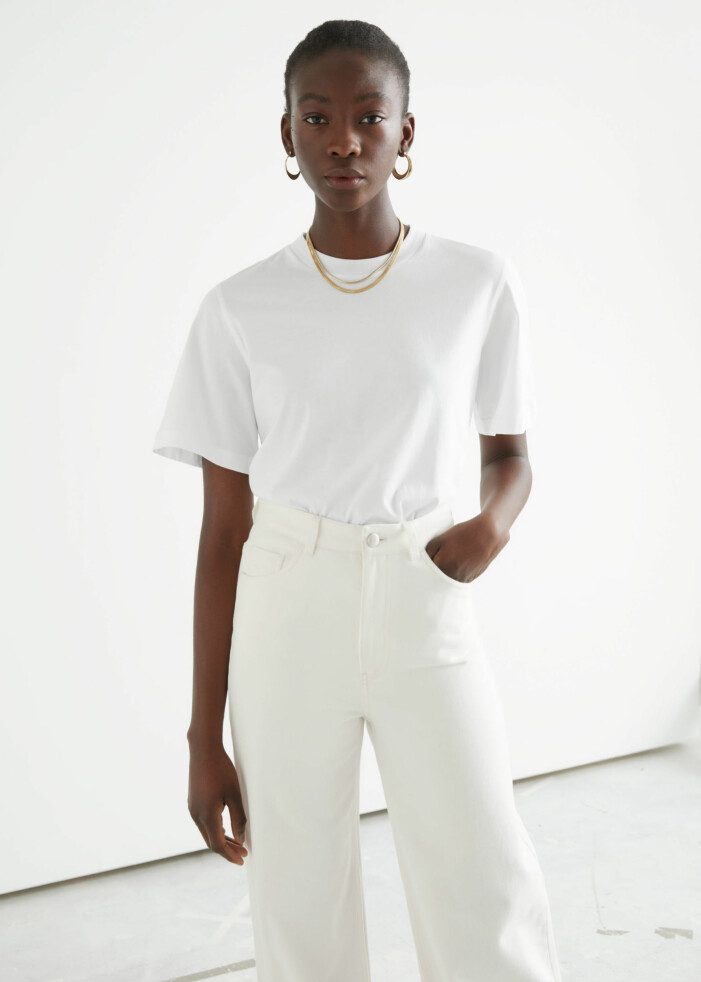 outfit med vit t-shirt och vita jeans