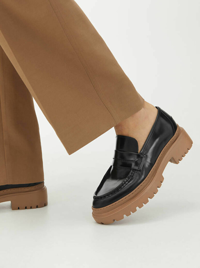 Svarta loafers med ljus sula