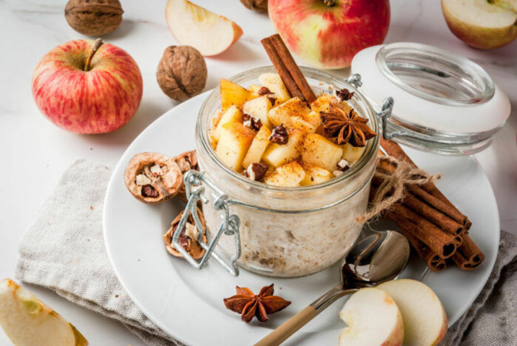 Overnight oats med äpple och kanel.