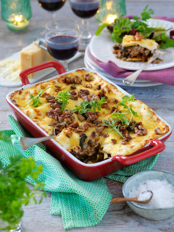 En så kallad vit lasagne, utan tomatsås, är gott att variera med. Här smakar det mycket av svamp och ost. Svamplasagne med valnötter