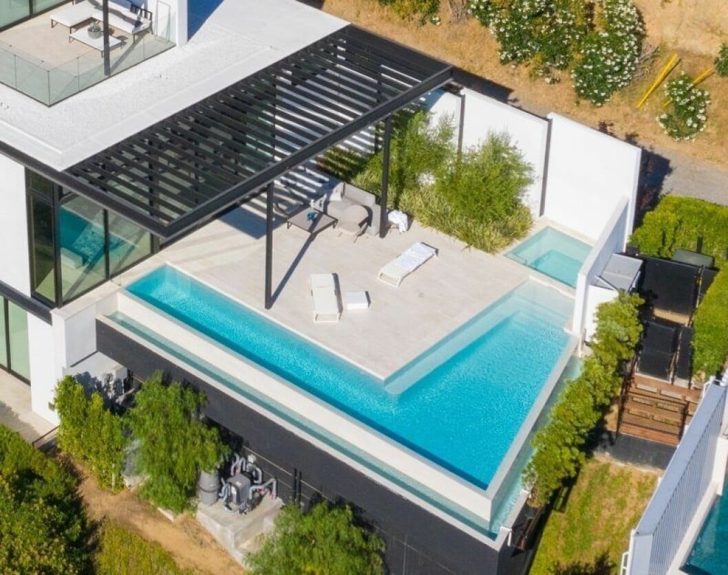 En ”infinity pool” som det kallas, med utsikt över staden. En fyrkantig pool utanför ett hus