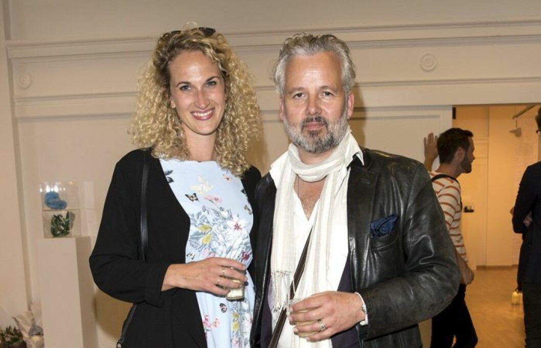Ari Behn tillsammans med flickvännen Ebba Rysst Heilmann på utställningen ”Tre soesken” i Moss 2017. Ari Behn med flickvännen Ebba Rysst Heilmann