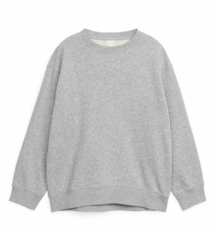 Sweatshirt, Arket.<a target="_blank" rel="nofollow" href="https://track.adtraction.com/t/t?a=1272113589&as=1218462148&t=2&tk=1&epi=an-dromkop&url=https://www.arket.com/en_sek/women/tops/product.soft-french-terry-sweatshirt-grey.1010848001.html"> Klicka på bilden för att komma direkt till produkten!</a> Grå sweatshirt från Arket.