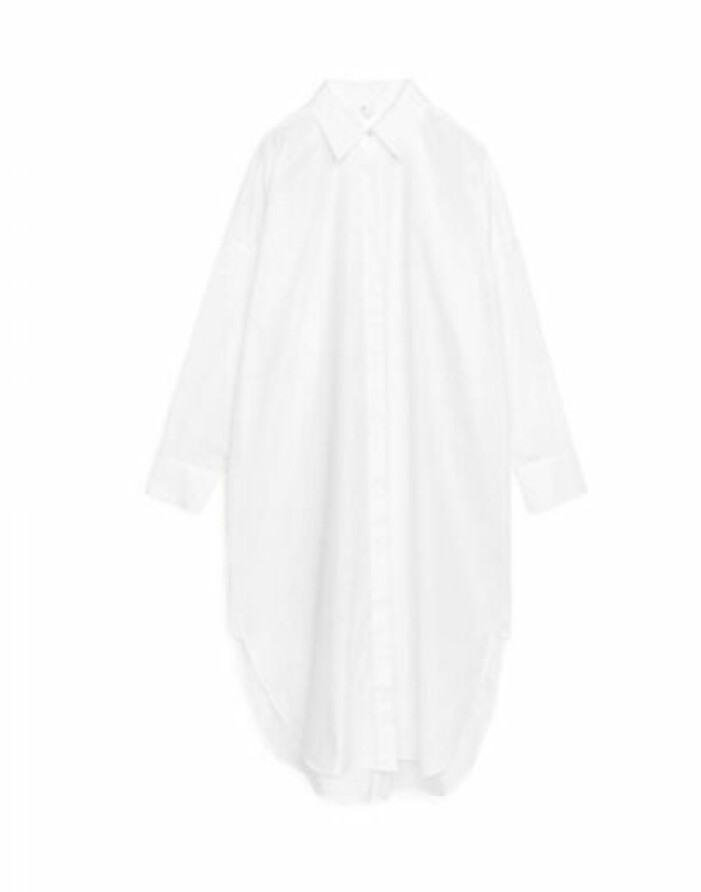 Skjortklänning, Arket. <a target="_blank" rel="nofollow" href="https://track.adtraction.com/t/t?a=1272113589&as=1218462148&t=2&tk=1&epi=an-minimalistiskgarderob-arket-skirtdress-vit&url=https://www.arket.com/en_sek/women/dresses/product.oversized-shirt-dress-white.0857088001.html">Klicka på bilden för att komma direkt till produkten!</a> Oversizad, lång skjortklänning i vitt. Vit skjortklänning från Arket.