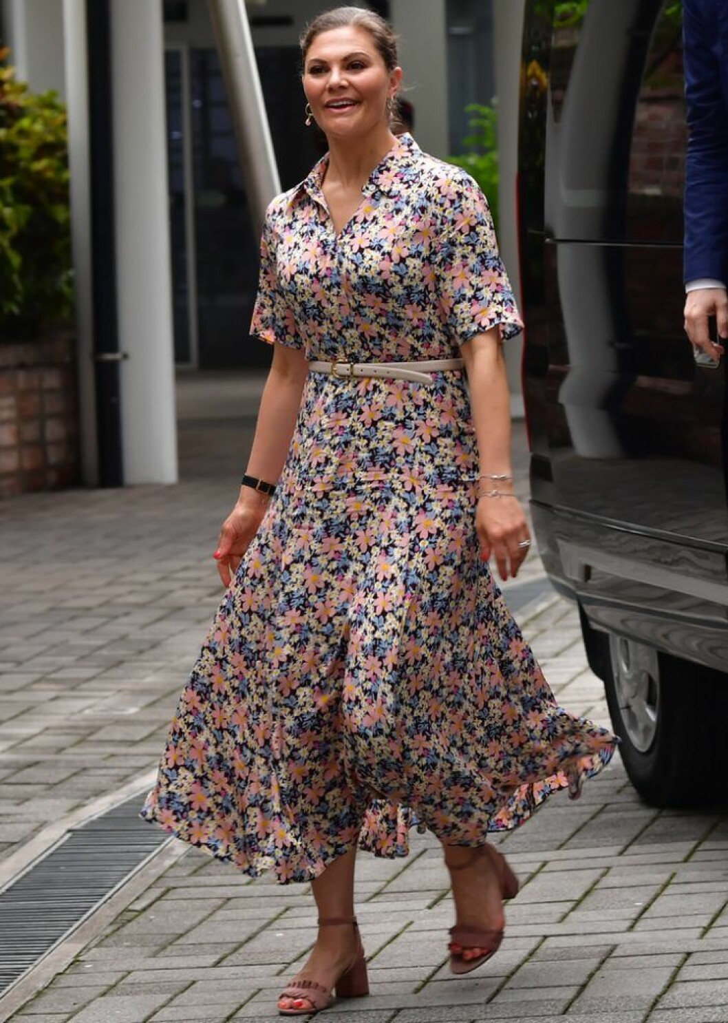 Bild: Jonas Ekströmer/TT Kronprinsessan Victoria i blommig klänning från ARKET