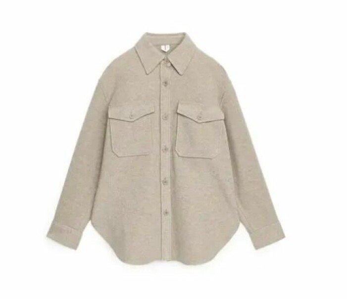 Overshirt, Arket. <a target="_blank" rel="nofollow" href="https://track.adtraction.com/t/t?a=1272113589&as=1218462148&t=2&tk=1&epi=an-outdoor&url=https://www.arket.com/en_sek/women/shirts-blouses/product.wool-overshirt-beige.0932372003.html">Klicka på bilden för att komma direkt till produkten!</a> Beige overshirt i ull. Oversizad skjorta med stora bröstfickor.