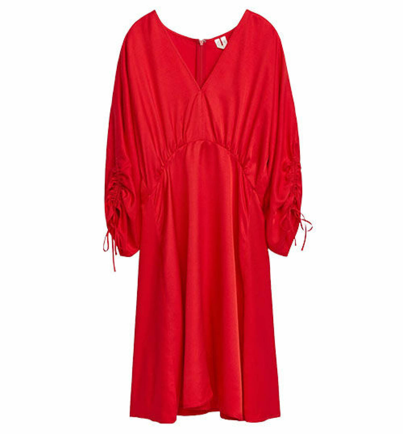Röd klänning i satin med dragsko från Arket