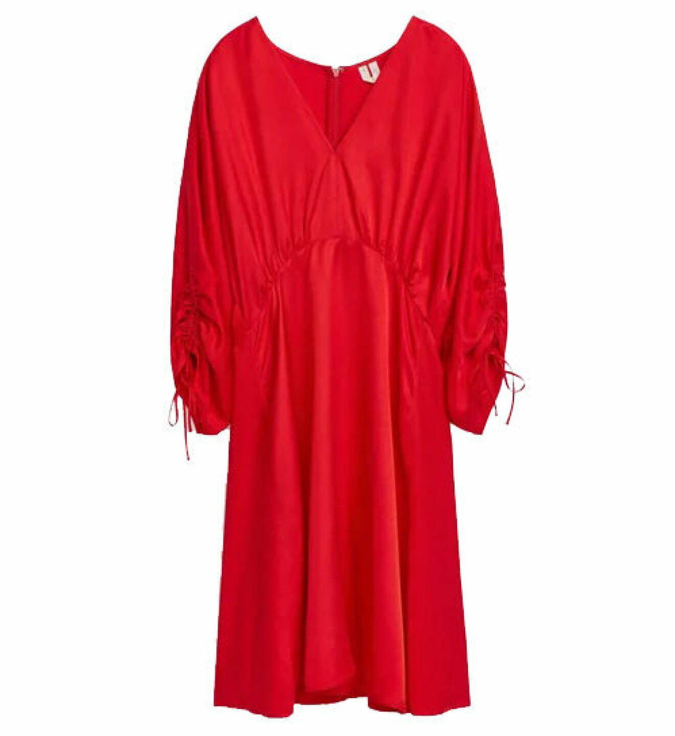 Röd midiklänning med V-ringning och dragsko från Arket