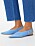 Platta blå skor med spetsig tå och slickback med spänne. Skor från Arket.