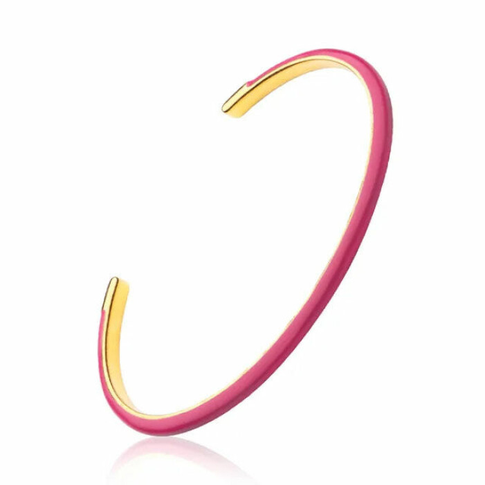 Armband från Sophie by Sophie. <a target="_blank" href="https://in.ahlens.se/t/t?a=1136856392&as=1218462148&t=2&tk=1&url=https://www.ahlens.se/sok?search=true&SearchTerm=sophie%20by%20sophie%20enamel%20cuff&epi=FE-mod-ALSW-gorommig-sophiebysophie-armband-">Läs mer och köp här</a>. Armband Sophie by Sophie