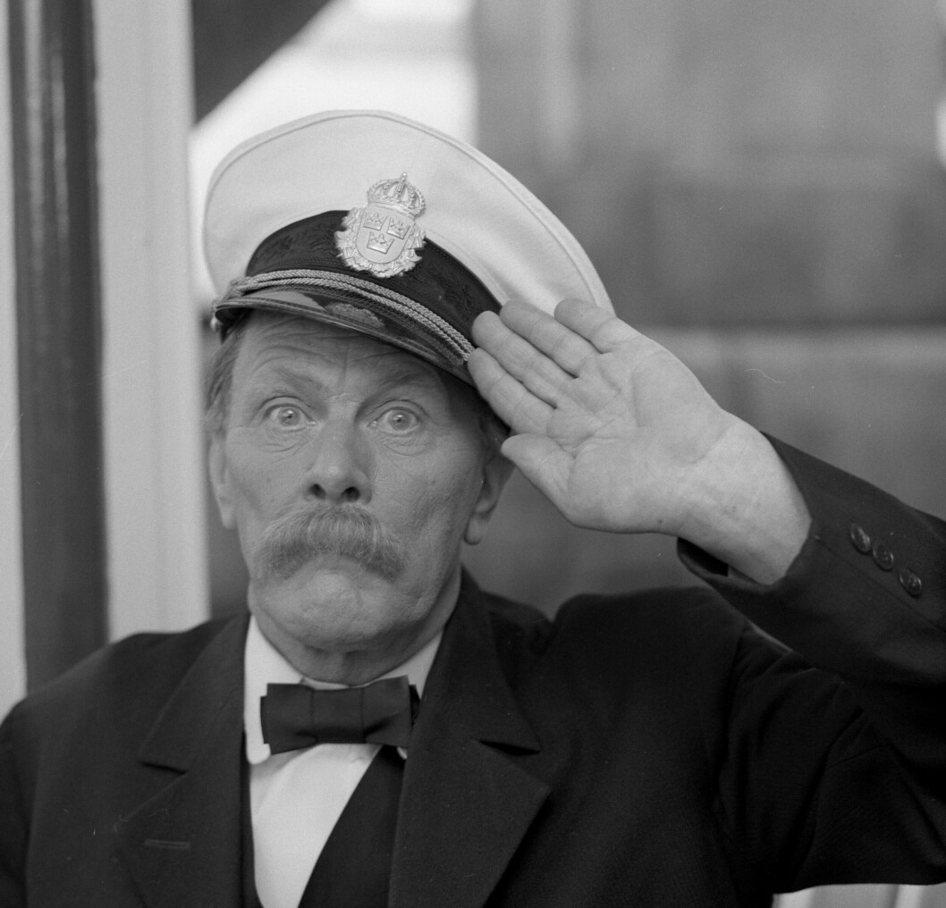 John Elfström under inspelningen av <span class=" italic" data-lab-italic_desktop="italic">Åsa-Nisse som polis</span>, 1960.