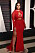 Ashley Graham i röd, lång fodralklänning med hög slits och öppet vid bystet.