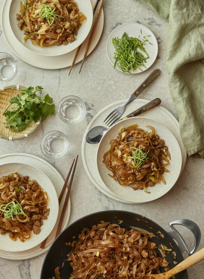 ”Detta är min asiatiska flört med svenskarnas mesta hemlagade favorit, spagetti och köttfärssås. Lika enkel att laga och lika enkel att älska, av både barn och vuxna.” Asiatisk variant på spaghetti och köttfärssås.