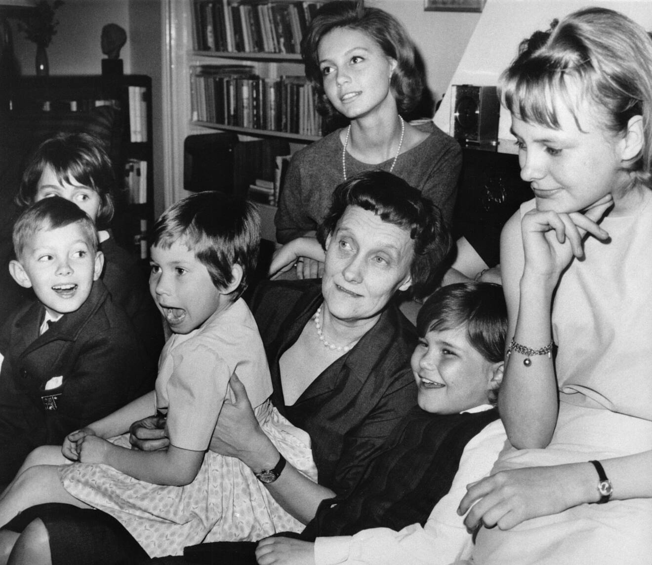 Astrid Lingren med barnen från Vi på Saltkråkan