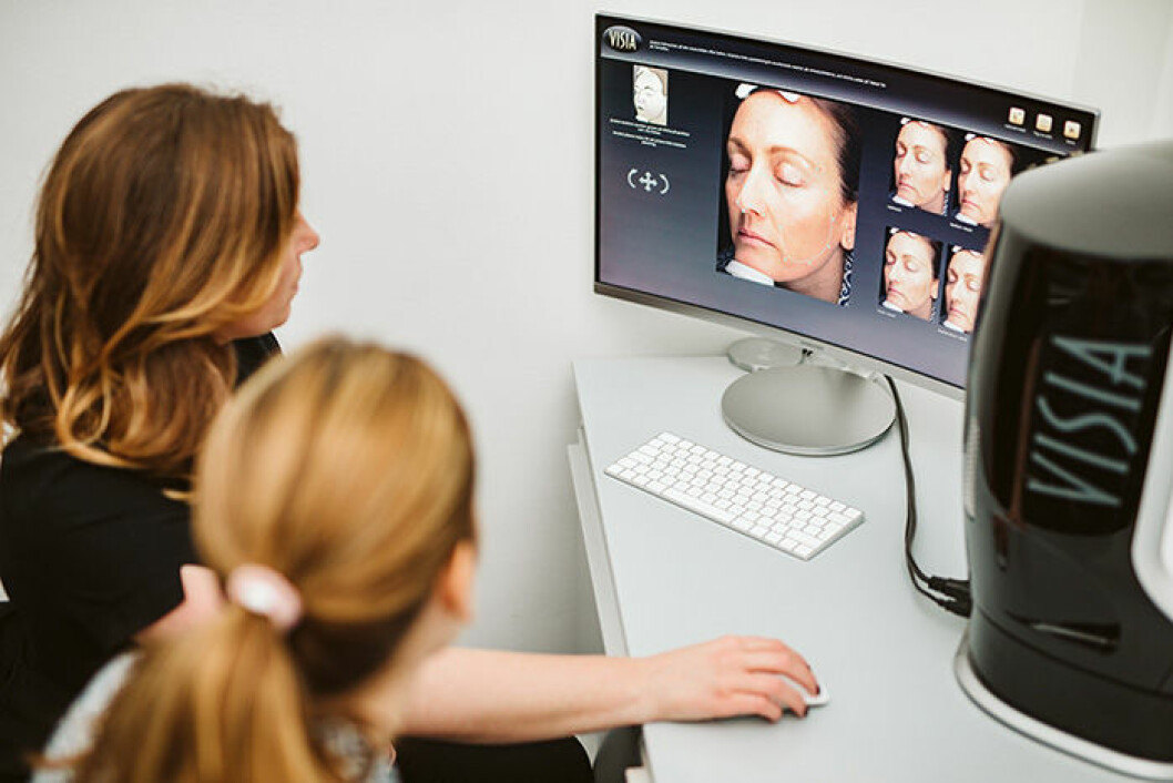 Emelie Ekstrand är hudterapeut och scannar huden hos sina kunder för att få ett före- och efter resultat av användningen av The Solution™ Anti-wrinkle collagen.