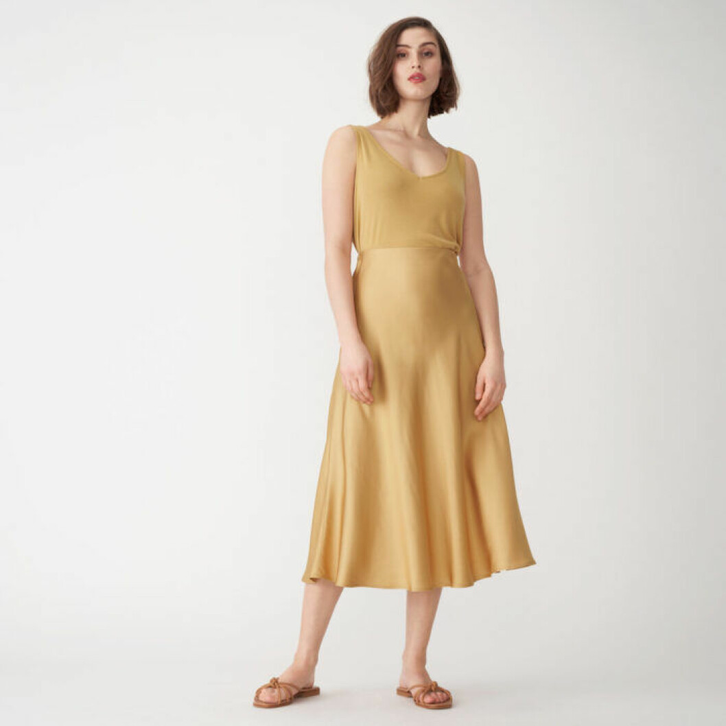 Beige satinkjol från Wera