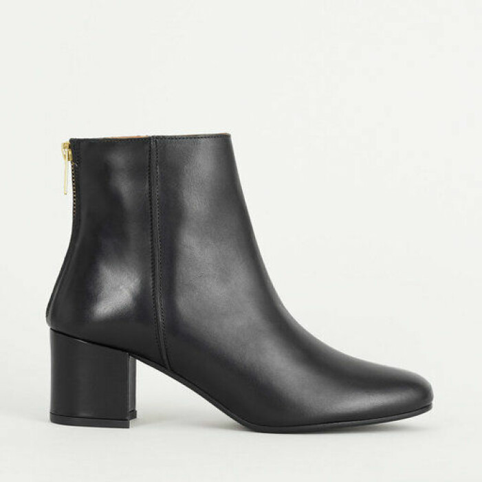 Boots, Atp Atelier. <a target="_blank" rel="nofollow" href="https://in.ahlens.se/t/t?a=1136856392&as=1218462148&t=2&tk=1&epi=an-minimalistiskgarderob-atpatelier-boots-svart&url=https://www.ahlens.se/Mode/skor/stovlar-boots-15231/atp-atelier-mei-black-ankle-boots-svart-90383248/">Klicka på bilden för att komma direkt till produkten!</a> Svarta ankleboots i skinn med guldkedja baktill. Bootsen har trubbig klack och rundad tå. Boots från Atp Atelier.