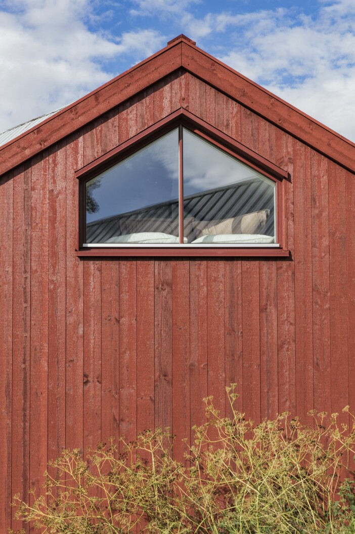 Härlig placering av fönstret på gaveln till sovloftet. Attefallshus GAD Gotland gavelfönster