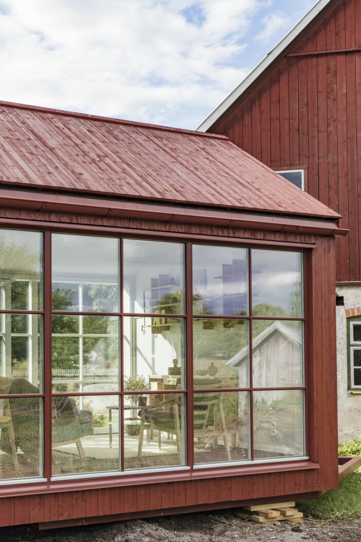 Huset kommer från Sommarnöje och är inrett av GAD. Attefallshus Sommarnöje GAD Gotland fönsterparti trappa