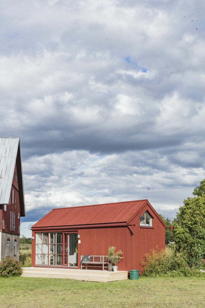 Till skillnad från friggeboden får attefallshuset inredas som självständig bostad. Det får användas både som fritidsbostad och permanentbostad, men då som ett komplementbostadshus. Attefallshuset på bilderna är ett hus från Sommarnöje, och är ett samarbete med GAD. Huset är 30 kvm. Maxa maxytan!