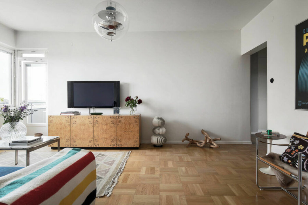 TV och sideboard i trä hemma hos Howlin' Pelle Almqvist.