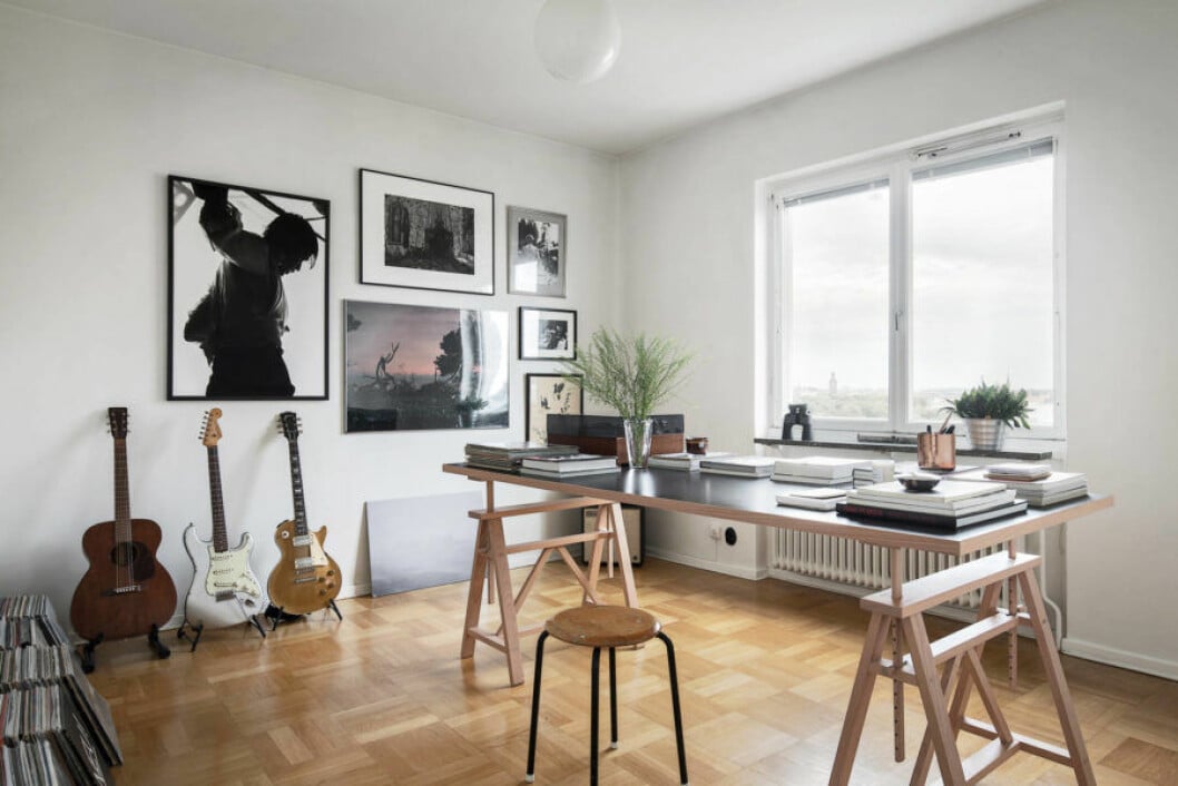 Gitarrer och fotokonst hemma hos Pelle Almqvist.