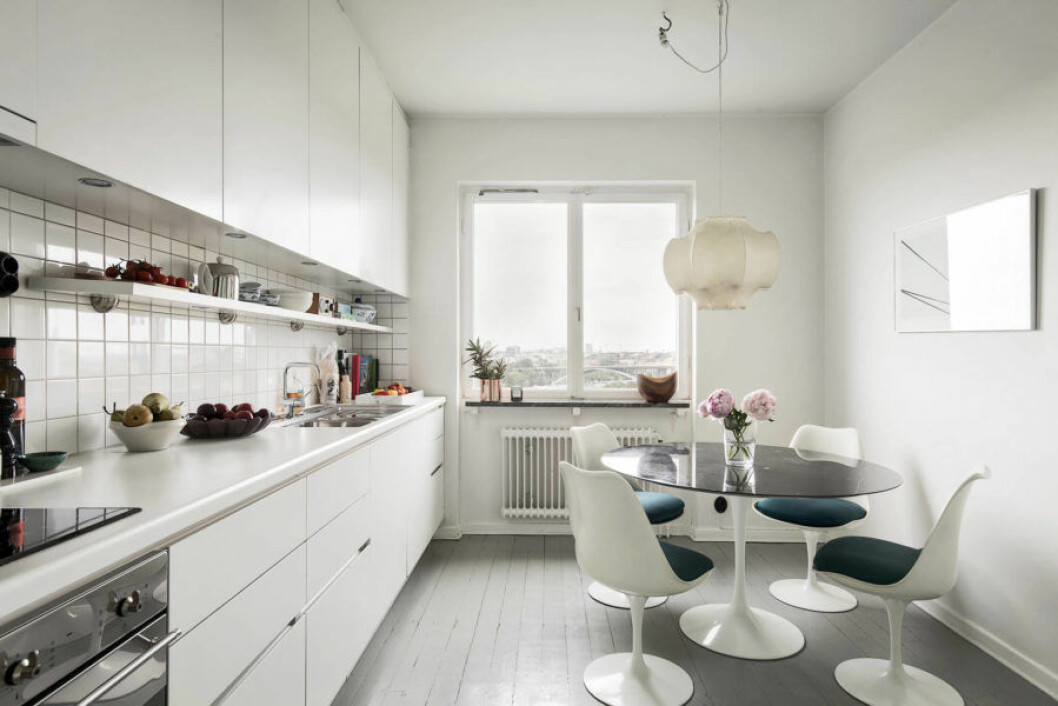 Vitvaror från Smeg och taklampa från Flos hemma hos Pelle Almqvist.