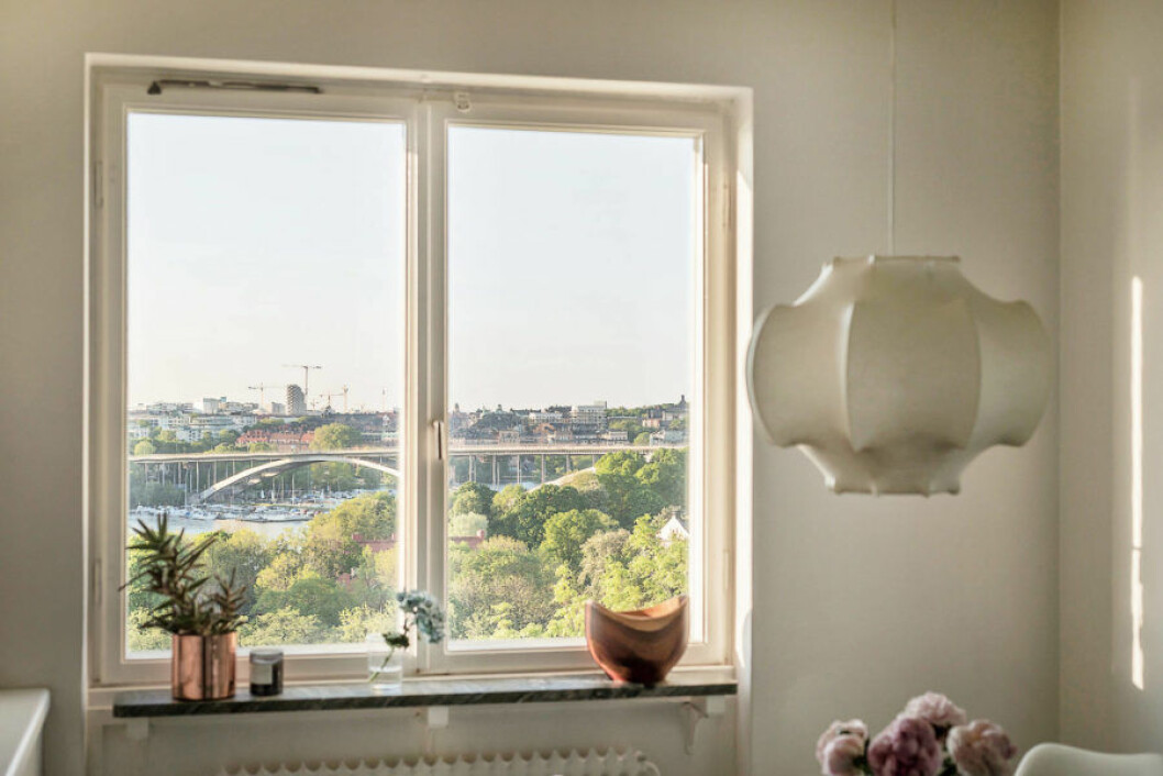 Taklampa från Flos hemma hos Pelle Almqvist.