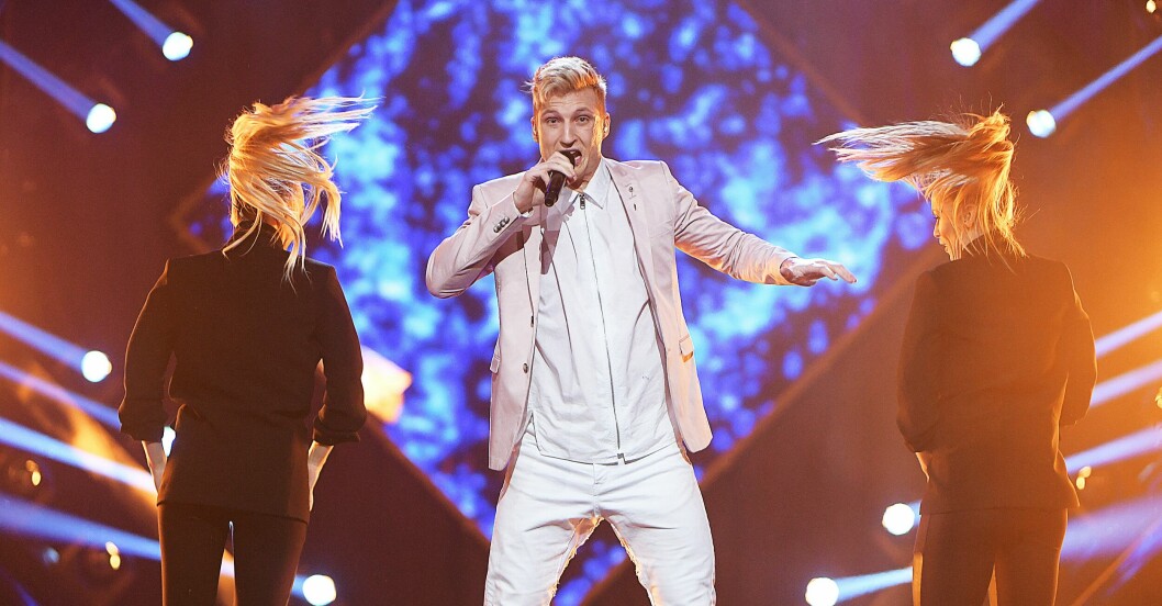 Axel Schylström under Melodifestivalen 2017 i Andra chansen i Linköping Axel Schylström sjunger