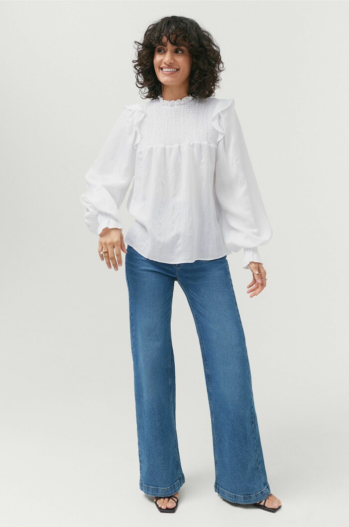 outfit med vit blus och jeans