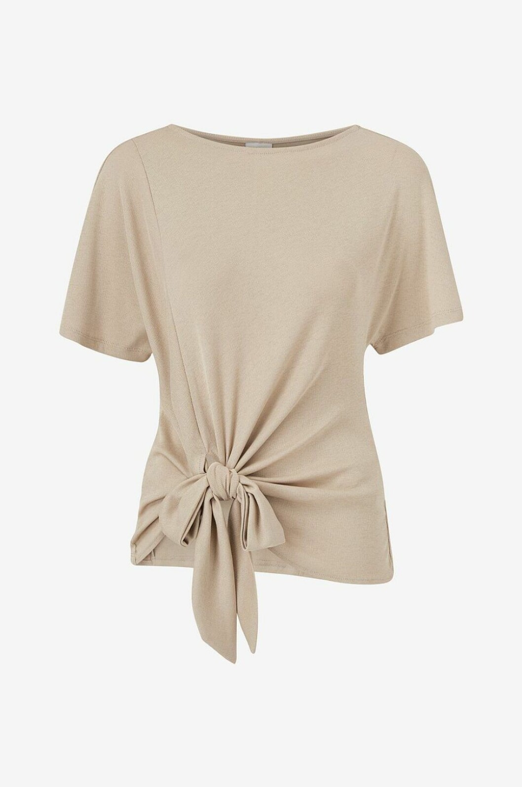<span style="font-size: 16px;">Beige topp med knytdetalj från Vero Moda. </span><a style="font-size: 16px;" href="http://www.awin1.com/cread.php?awinaffid=439045&awinmid=8905&clickref=budgetfavoriter&p=https%3A%2F%2Fwww.ellos.se%2Fvila%2Ftopp-vinamina-s-s-top%2F1556322-02">Läs mer och köp här.</a>