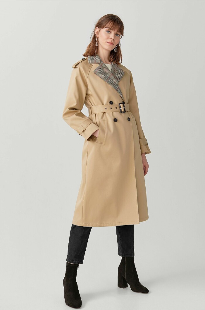 outfit med trenchcoat, svarta jeans och svarta boots