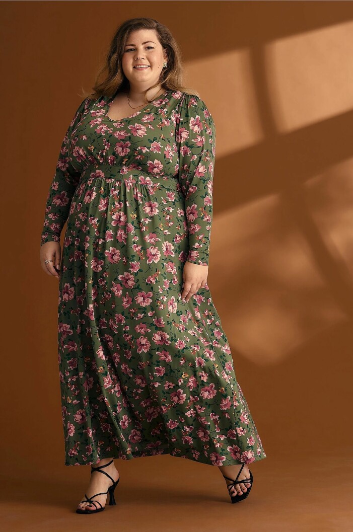 Influencern Linda-Marie Nilsson i en snygg grön mönstrad klänning från Ellos Plus Collection – klicka på bilden för att komma direkt till den.