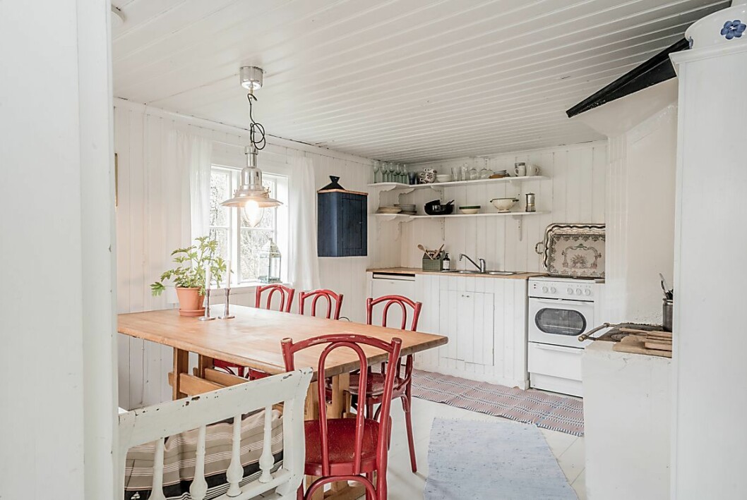 Mysigt kök med gott om platser för familj eller gäster. I torpet finns det även el och kommunalt sommarvatten. Mysigt kök med gott om platser för familj eller gäster. I torpet finns det även el och kommunalt sommarvatten.