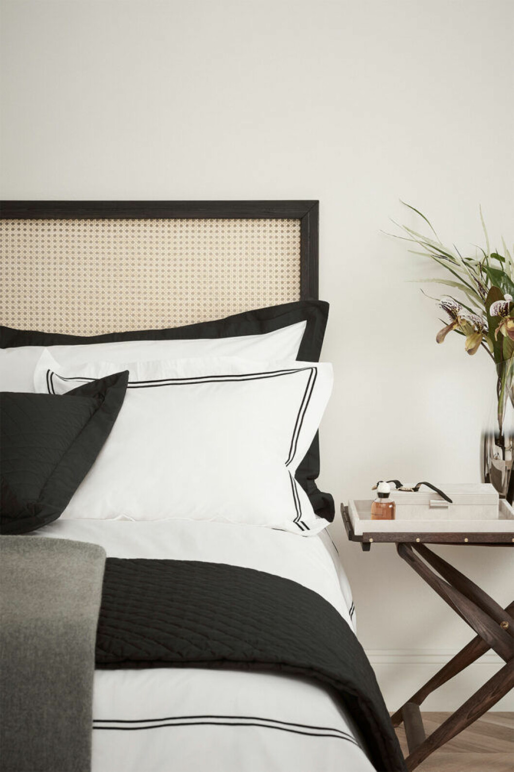 trendigt bäddset i hotellstil till sommarens semester hemma
