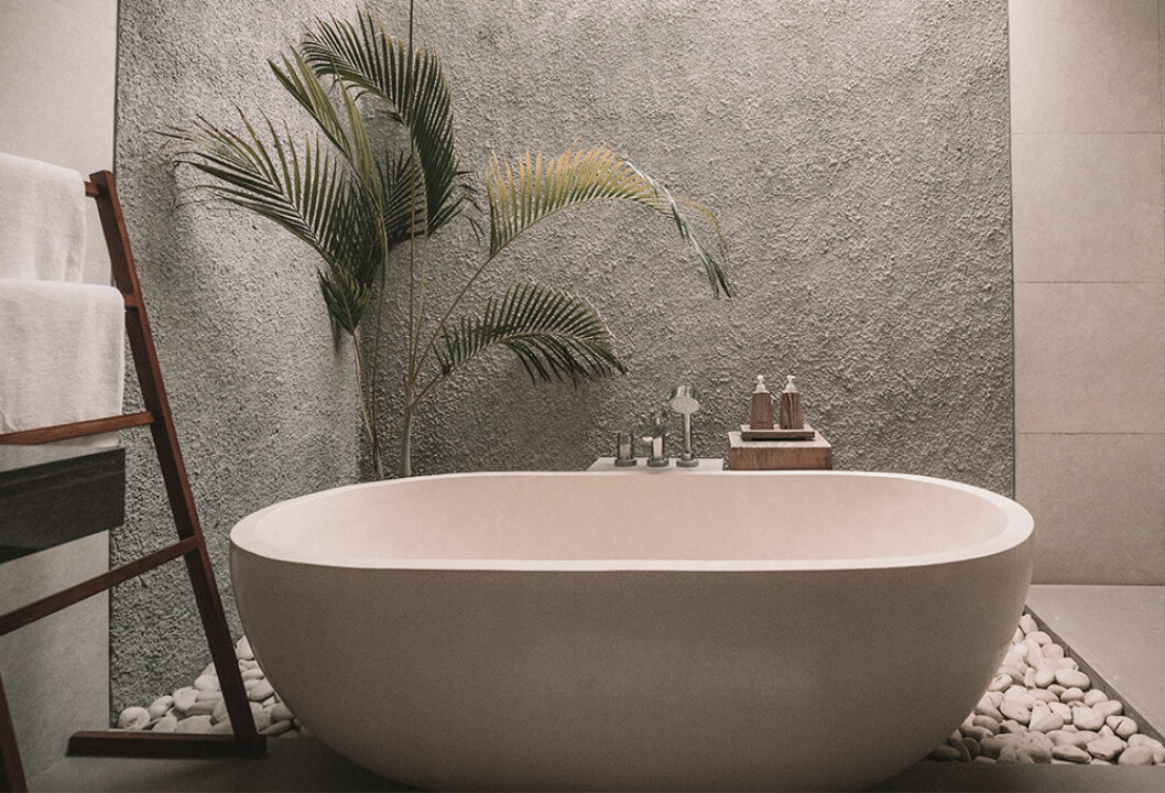 Ett lyxigt badkar i badrummet står på mångas önskelista. Foto: Jared Rice/Unsplash Badkar i rofylld, spa-inspirerad miljö