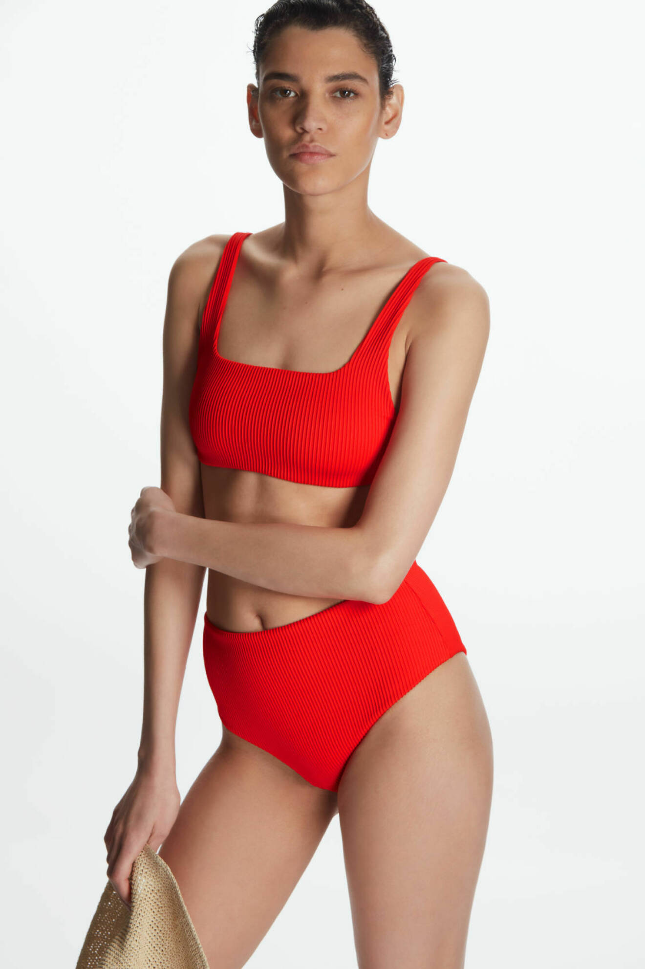 Röd sportig bikini från COS.