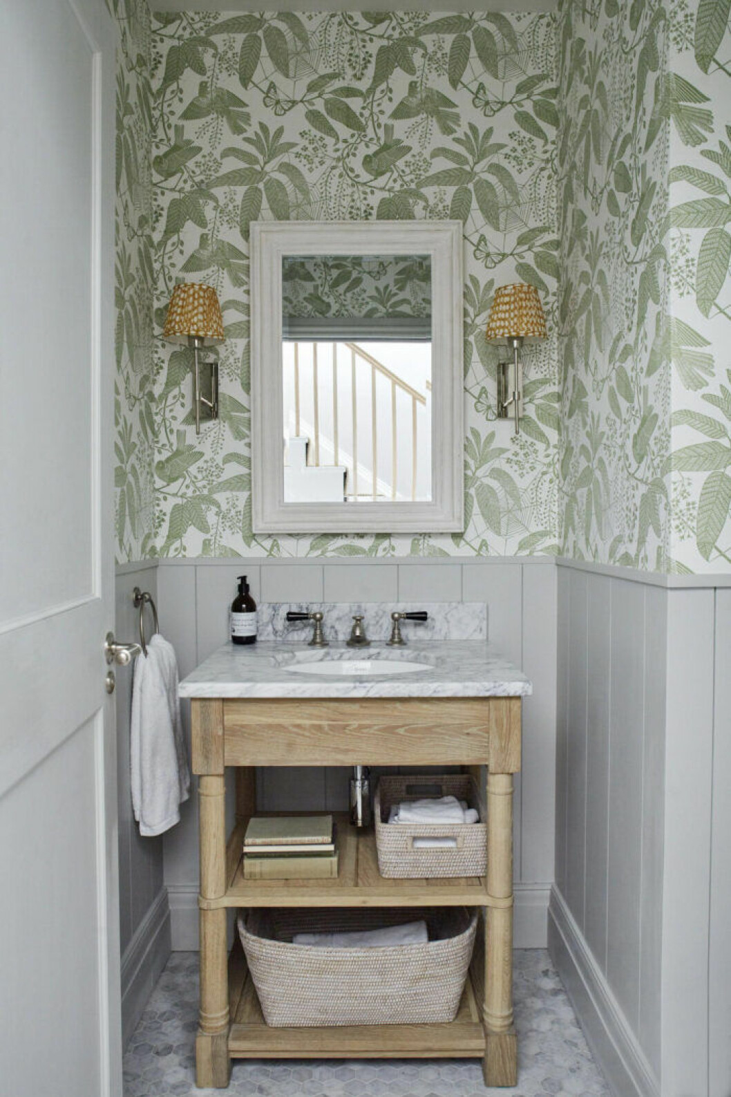 En neutral bas gör det lätt är att byta look på badrummet. Tänk vilken skillnad det hade blivit med en ny tapet och nya lampskärmar? Bild: Home Improvement. gammaldags badrum med panel och tapet