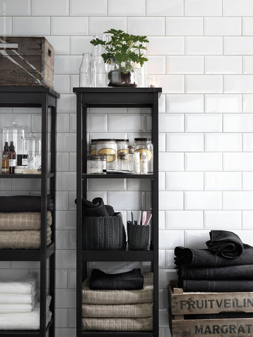 Foto: Marcus Lawett Styling: Hans Blomqvist för<a href="http://livethemma.ikea.se/dromstart/?cid=%20se%7Cot%7Clink%7Cpintrest%7Cot123456794" target="_blank" rel="noopener"> Ikea Livet Hemma</a> Badrumshyllor i badrummet