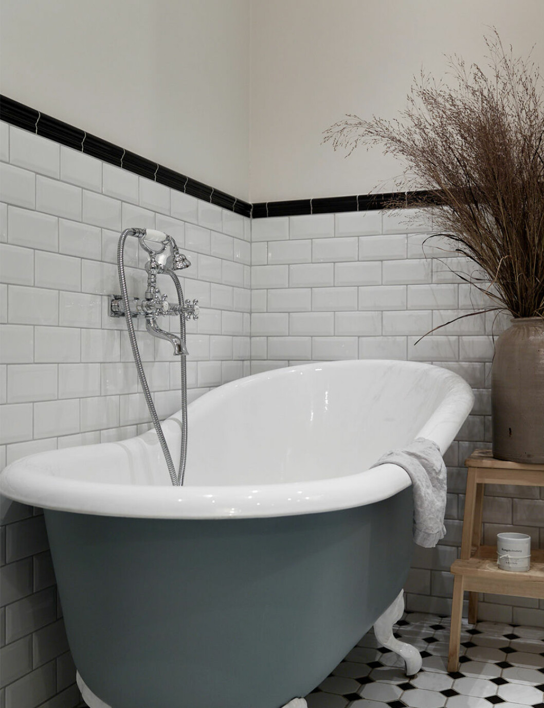 Foto: Fredric Boukari Styling: Hanna Rydman för Historiska hem/mäklare: Mattias Öhman Badrum med svarta detaljer i hotellstil